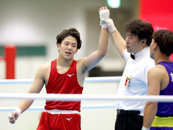 少年男子ウエルター級準々決勝　準決勝進出を決め、相好を崩す開志学園高の寺島隆惺（左）＝滋賀県東近江市
