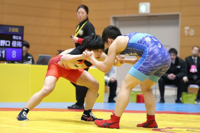 団体戦２回戦　北越－帯広北（北海道）　攻め手を探る川村奏嘉（赤・北越）＝新潟市東総合スポーツセンター