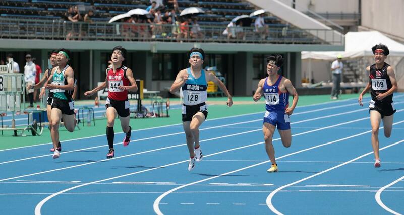 男子４００メートルを制した前山壱太（１２８・新潟第一）＝石川県西部緑地公園陸上競技場