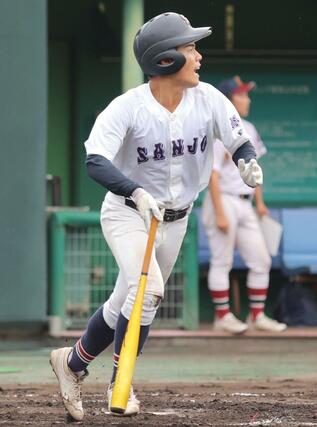 三条ー柏崎工業　２回三条２死走者なし、左に二塁打を放つ剱持海翔＝三条市パールスタ