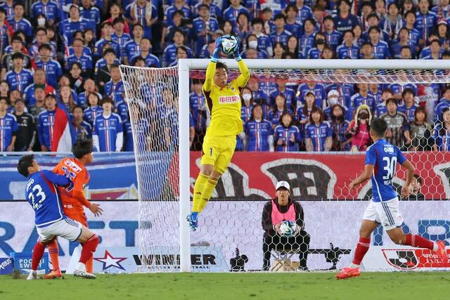 横浜M-新潟 後半、ゴールを死守するGK小島亨介=日産スタジアム
