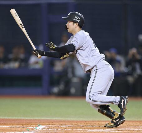 ＤｅＮＡ－巨人　７回巨人１死二塁、山﨑伊織が右中間に適時二塁打を放ち２－１＝エコスタ