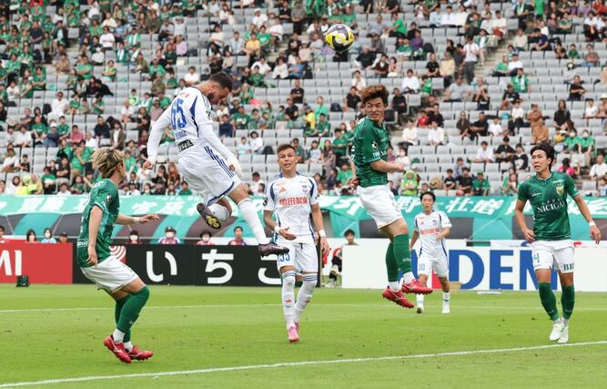 後半、新潟のブーダが頭でゴールを狙う=18日、味の素スタジアム