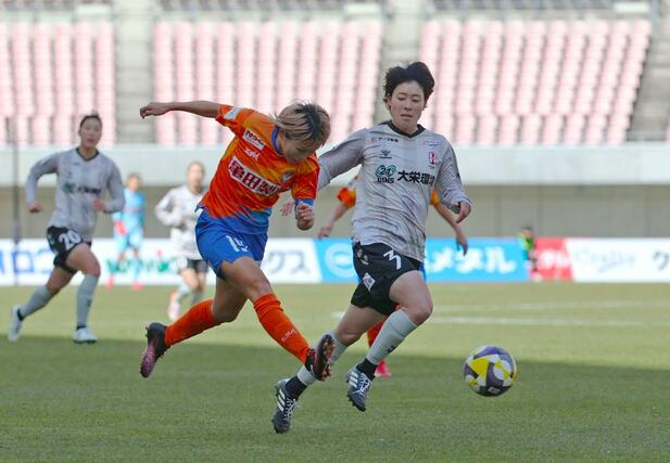 前半、クロスを上げるFW川澄奈穂美=デンカビッグスワン