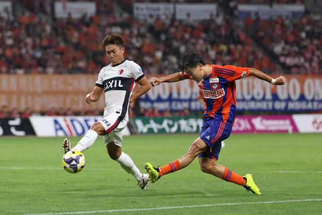 新潟-鹿島 前半、ゴールを狙うDF橋本健人=ビッグスワン