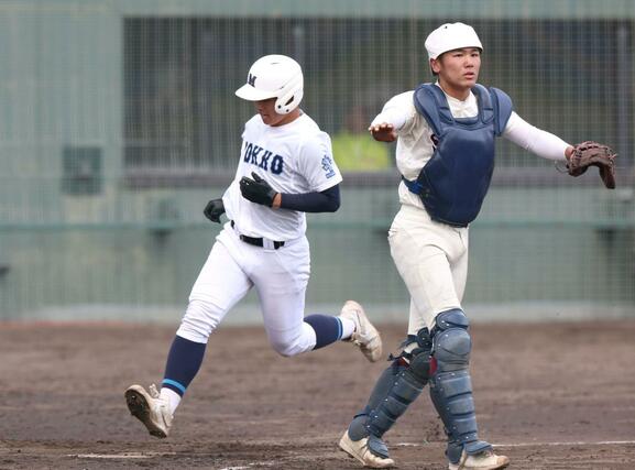 ７回六日町　１死二塁　８番の内野ゴロの間に相手エラーで生還する２走駒形伝。１－２と追い上げる。捕手白川駿也＝柏崎市佐藤池球場