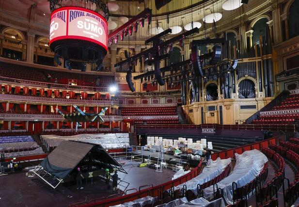大相撲ロンドン公演に向け準備が進む「ロイヤル・アルバート・ホール」の館内＝１２日、ロンドン（共同）
