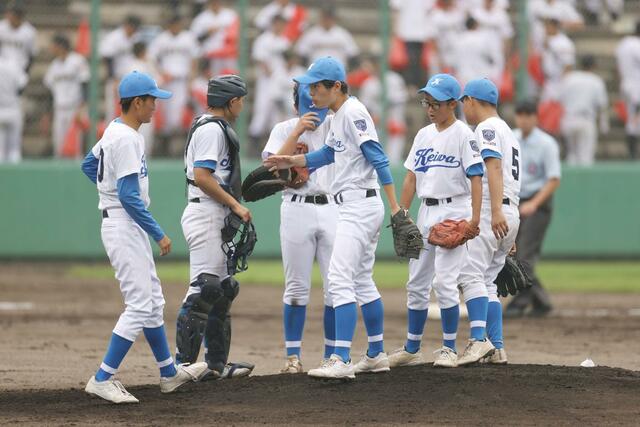 敬和学園－新発田中央　３回、ピンチでマウンドに集まり言葉を交わす敬和学園の選手たち＝新発田市五十公野