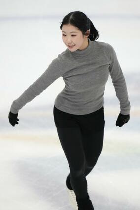公式練習で調整する中井亜美＝北京（共同）