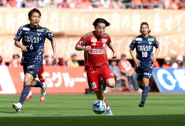 後半、攻め上がるMF奥村仁(30)=デンカビッグスワン