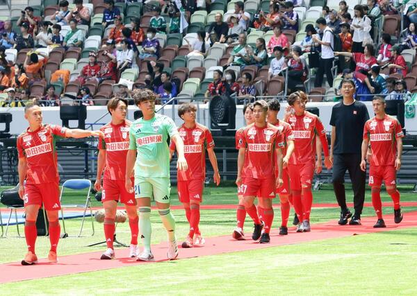 入場する新潟の選手と船越優蔵監督＝ＭＵＦＧ国立