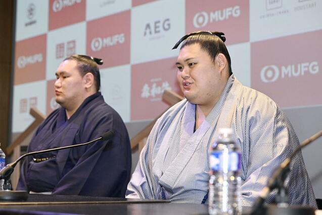 大相撲公演に向け、パリ市で記者会見する大の里（右）と豊昇龍＝１１日（共同）