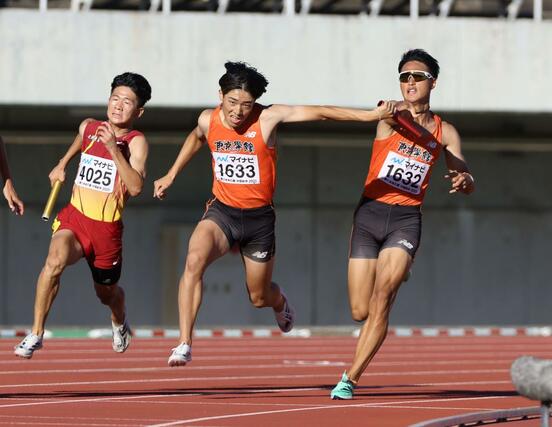 男子４００メートルリレー　予選通過した東京学館。１走の佐藤克樹（右）から２走の渡辺虎哲（左）にバトンをつなぐ＝広島市