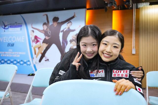 試合から一夜明け、撮影に応じる中井亜美（左）と千葉百音＝北京（共同）