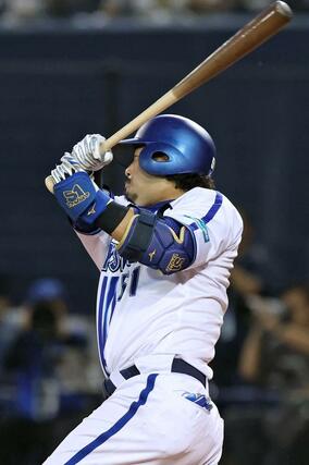 ＤｅＮＡ－巨人　５回ＤｅＮＡ１死二塁、宮崎が適時打を放ち１－１＝エコスタ