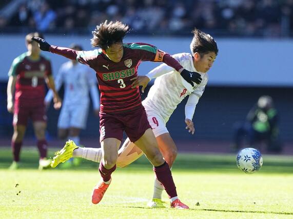 尚志－神村学園　前半、競り合う尚志の西村圭人（左）と神村学園の倉中＝ＭＵＦＧ国立