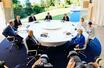 G7サミットで討議を兼ねた夕食会に臨む高市首相(右端)=15日、フランス東部エビアン(共同)