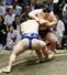 大の里（左）が寄り切りで王鵬を破る＝両国国技館
