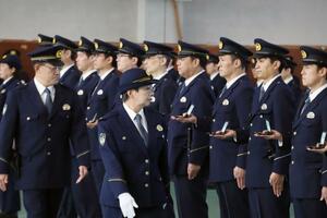警察官の服装や装備に異常がないかを確認した県警の本部長点検=1月16日、新潟市中央区