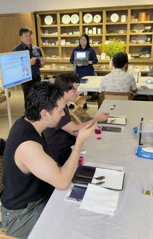 山崎金属工業が開いたイベントでカトラリーの使い心地を体験する来場者=米カリフォルニア州(山崎金属工業提供)