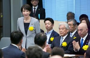 国会内で開かれた会合に出席した自民党の高市前経済安保相(左)=11日午後