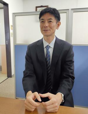 三つの「歌」作りに励む飯田英範さん＝新発田市諏訪町１