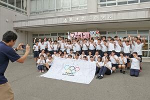 原わか花選手へのメッセージを収録する新津二中の生徒=7月18日、新潟市秋葉区