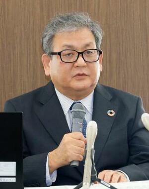 　記者会見で年間授業料の値上げを発表する山口大の谷沢幸生学長＝３０日午後、山口市