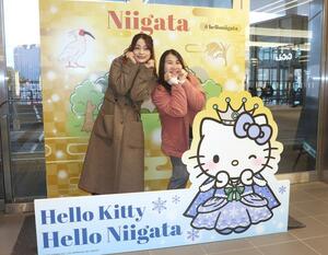 新潟県が新潟駅に設置したハローキティのフォトスポット。香港出身のユーチューバーが撮影を楽しんだ=11月29日、JR新潟駅
