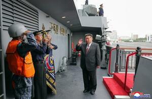 5千トン級の新型駆逐艦「崔賢」を視察する北朝鮮の金正恩朝鮮労働党総書記(手前右端)=5日(朝鮮中央通信=共同)