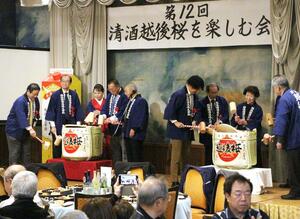 越後桜を楽しむ会で、たる酒の鏡開きを行う関係者=阿賀野市中島町