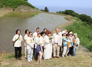 高台にある岩首昇竜棚田で行われた結婚式=佐渡市岩首