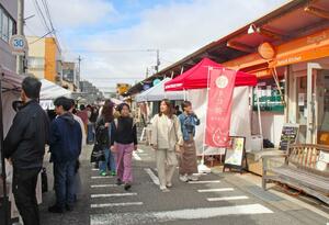 今年初の開設となった、沼垂テラス商店街の朝市=5日、新潟市中央区
