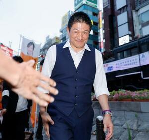 参院選が公示され、街頭演説後に笑顔を見せる参政党の神谷代表=3日午後、東京・新橋