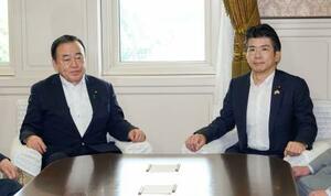 会談に臨む自民党の梶山国対委員長(左)と中道改革連合の重徳国対委員長=24日午前、国会