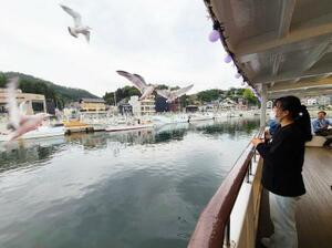 　観光フェリーに飛来する鳥＝宮城県気仙沼市
