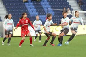 INAC神戸-新潟L 勝利を目指して戦う新潟Lの選手ら=長崎県(新潟L提供)