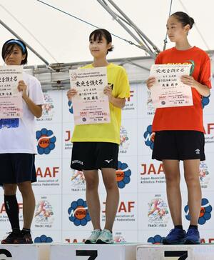全国中学校体育大会陸上女子走り高跳びで7位入賞した中沢萌花(十日町南)(中央)=18日、沖縄市