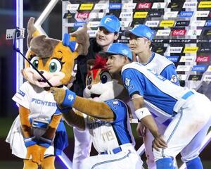 　ヒーローインタビューを終え、記念写真に納まる日本ハムの（左から）有原、万波、奈良間＝エスコンフィールド