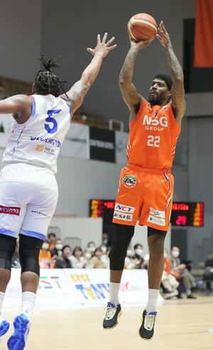 新潟-福岡 第2クオーター、新潟のクリスウェルがシュートを決める=アオーレ長岡