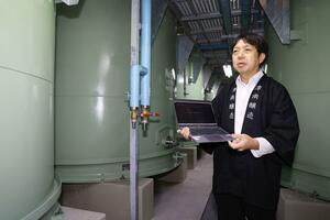 生成AIを活用した酒造りについて語る津南醸造の鈴木健吾社長=津南町