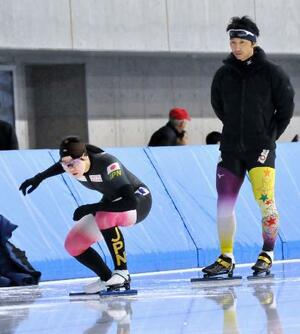 　スタートの練習に取り組むスピードスケート女子の吉田雪乃。右は及川佑コーチ＝９日、青森県八戸市内