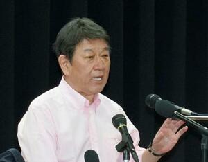 　集会で演説する茂木外相＝３１日午前、沖縄県浦添市