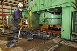 三島谷興産の工場で繁忙期を迎えている廃タイヤの破砕作業＝長岡市大積三島谷町