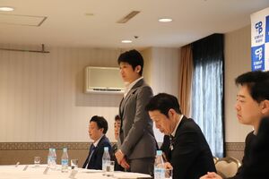 立憲民主党新潟県連の常任幹事会であいさつする西村智奈美県連代表=3月23日、新潟市中央区
