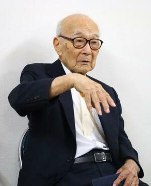長崎被災協のインタビューで被爆体験を証言する被団協の田中熙巳代表委員=14日午前、長崎市