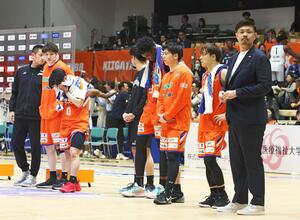 ホームで行われたB3プレーオフ準決勝第3戦で敗れ、整列する新潟の選手ら=5月12日、アオーレ長岡