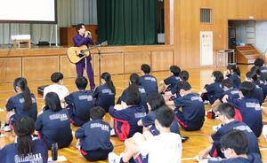 シンガー・ソングライターの鈴木太郎さんを招いた「三条おおじま学園絆集会」=三条市大島