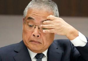 記者会見する三菱商事の中西勝也社長。秋田・千葉両県沖の3海域で進めてきた洋上風力発電所の建設計画から撤退すると発表した=27日午後、東京都千代田区