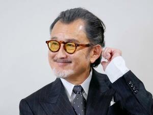 　紫綬褒章の受章が決まり、喜びを語る俳優の吉田鋼太郎さん＝さいたま市